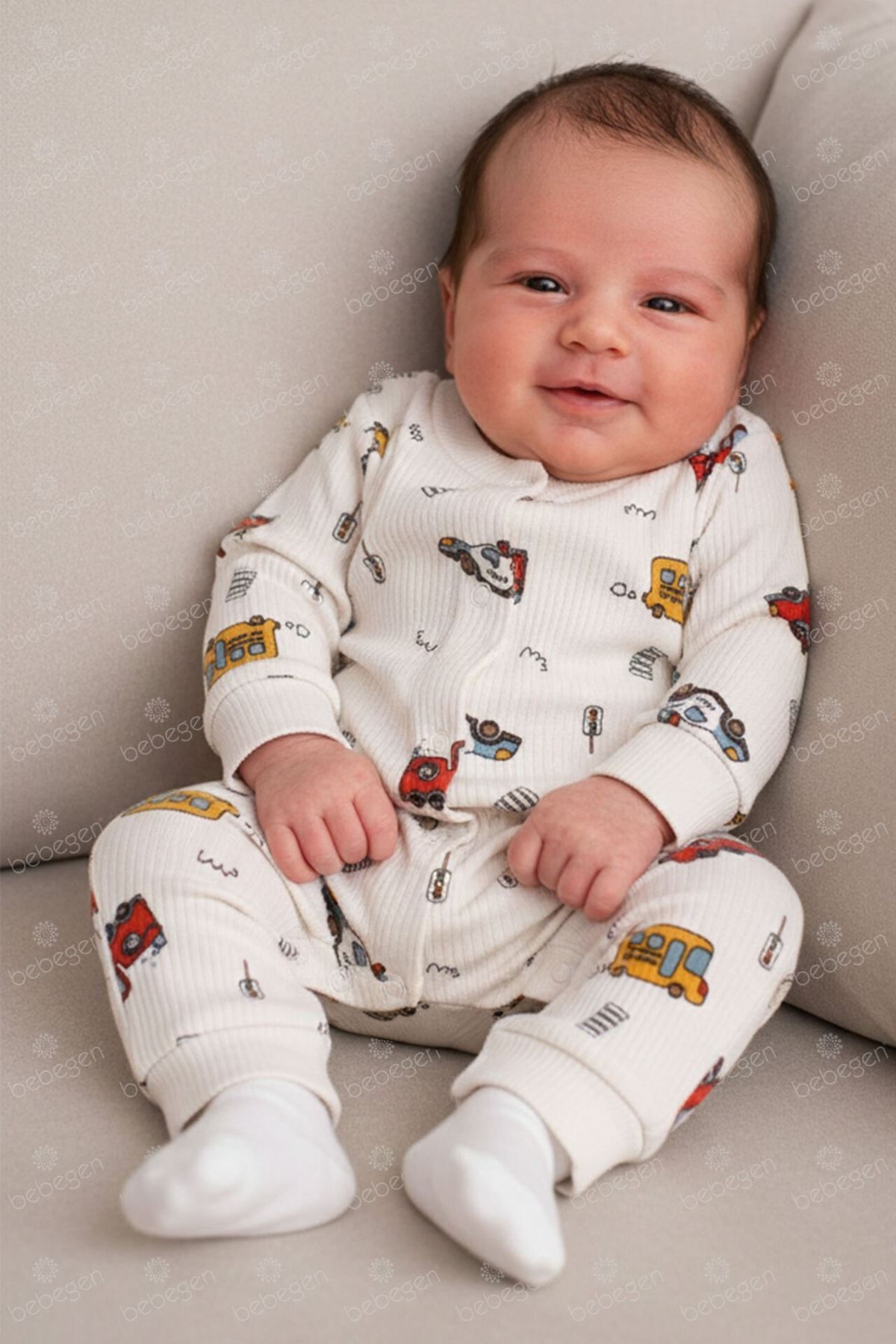 Erkek Bebek Bej Otobüs Desenli Manşetli Çıtçıtlı Tulum