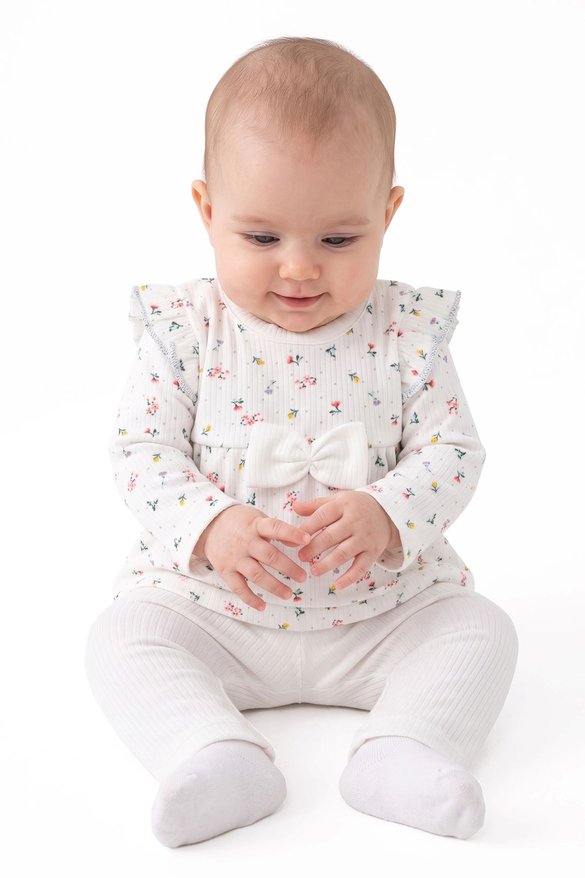 Kız Bebek Ekru Renkli Minik Çiçek Desenli Fırfırlı Pijama Takımı