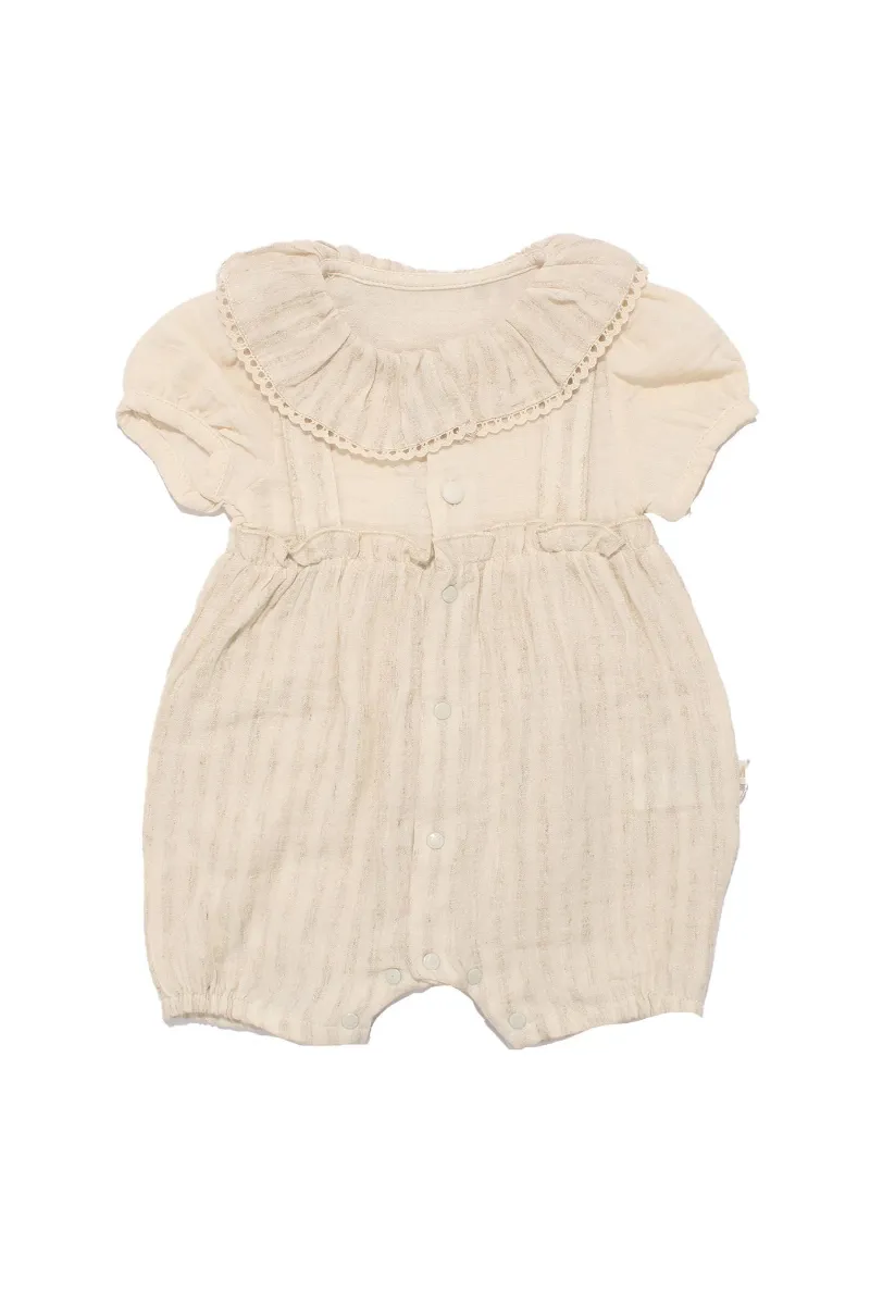 Kız Bebek Bej Müslin Bebe Yaka Fırfırlı Çıtçıtlı Tulum