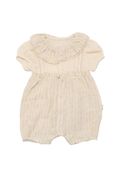 Kız Bebek Bej Müslin Bebe Yaka Fırfırlı Çıtçıtlı Tulum