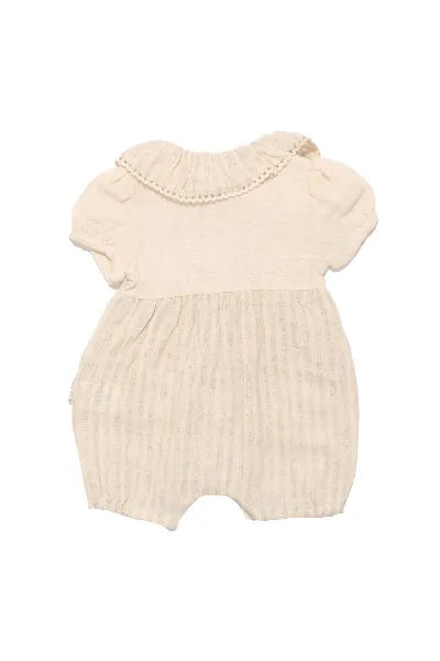 Kız Bebek Bej Müslin Bebe Yaka Fırfırlı Çıtçıtlı Tulum