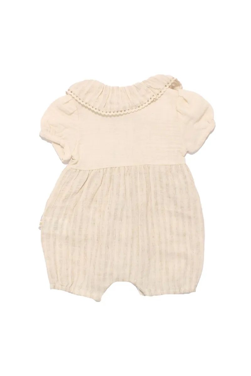 Kız Bebek Bej Müslin Bebe Yaka Fırfırlı Çıtçıtlı Tulum