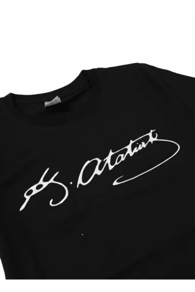 Unisex Siyah Beyaz K. Atatürk Kabartmalı İmzalı Kısa Kol Tişört