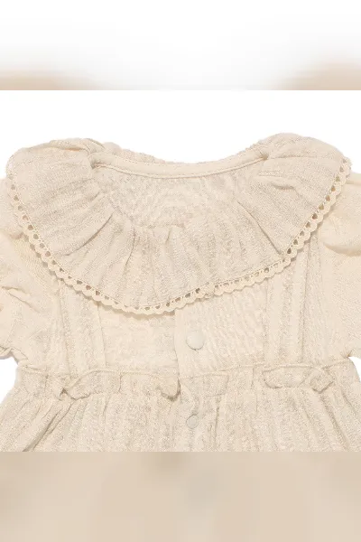 Kız Bebek Bej Müslin Bebe Yaka Fırfırlı Çıtçıtlı Tulum